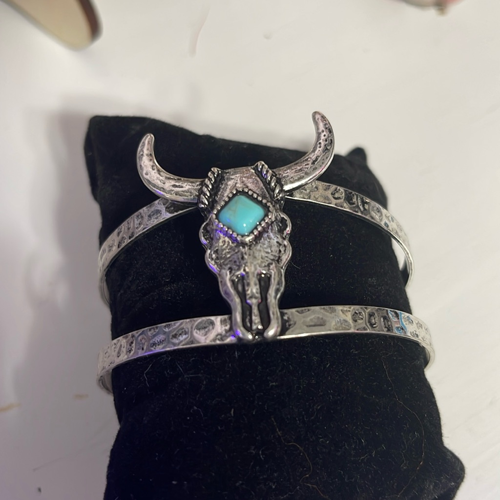 Silver Tone Hammered Style Cuff Bullhead Bracelet